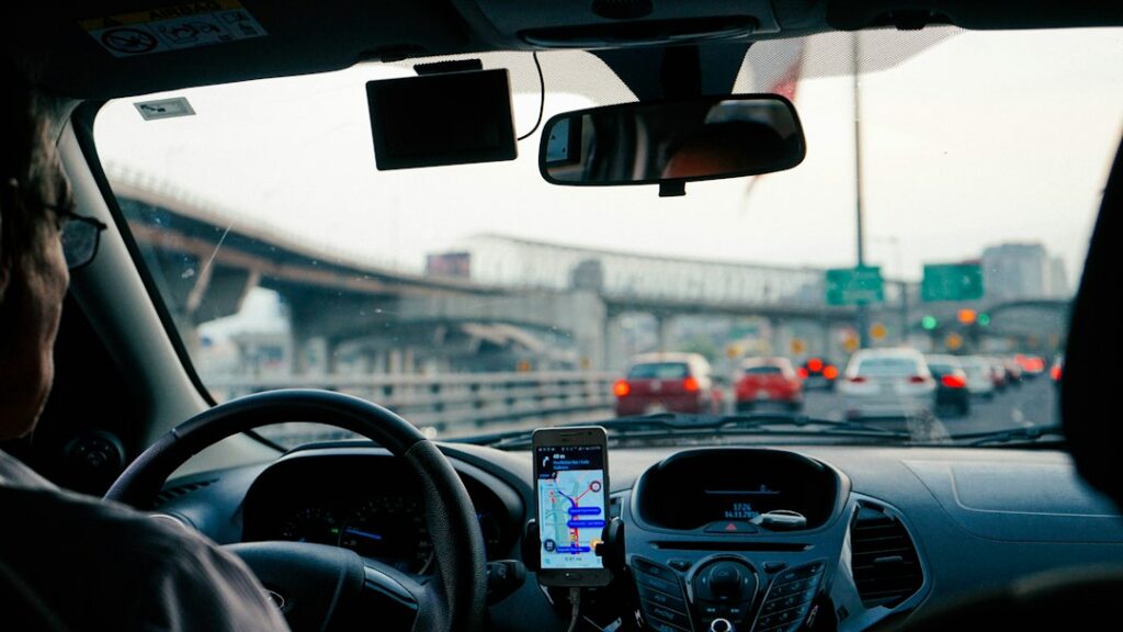 Vue de la circulation depuis une voiture pour un site de réservation VTC