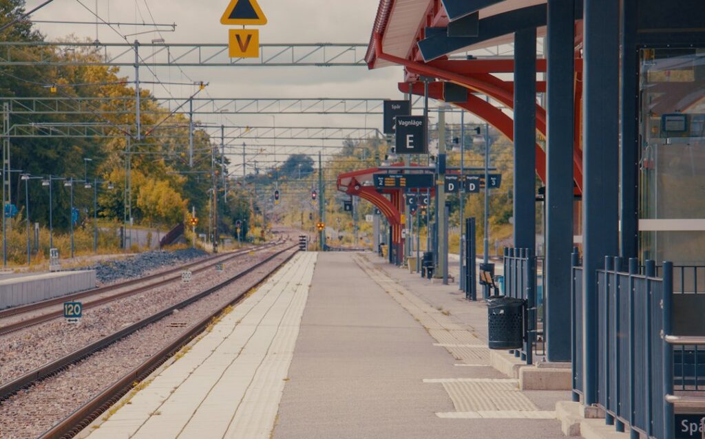 Quai de gare avec train pour organiser une réservation VTC en gare