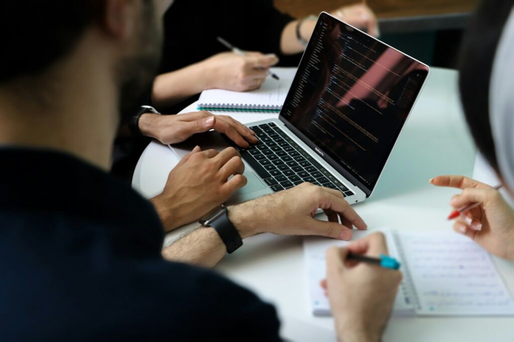 Réunion de travail pour préparer un cahier des charges de site VTC