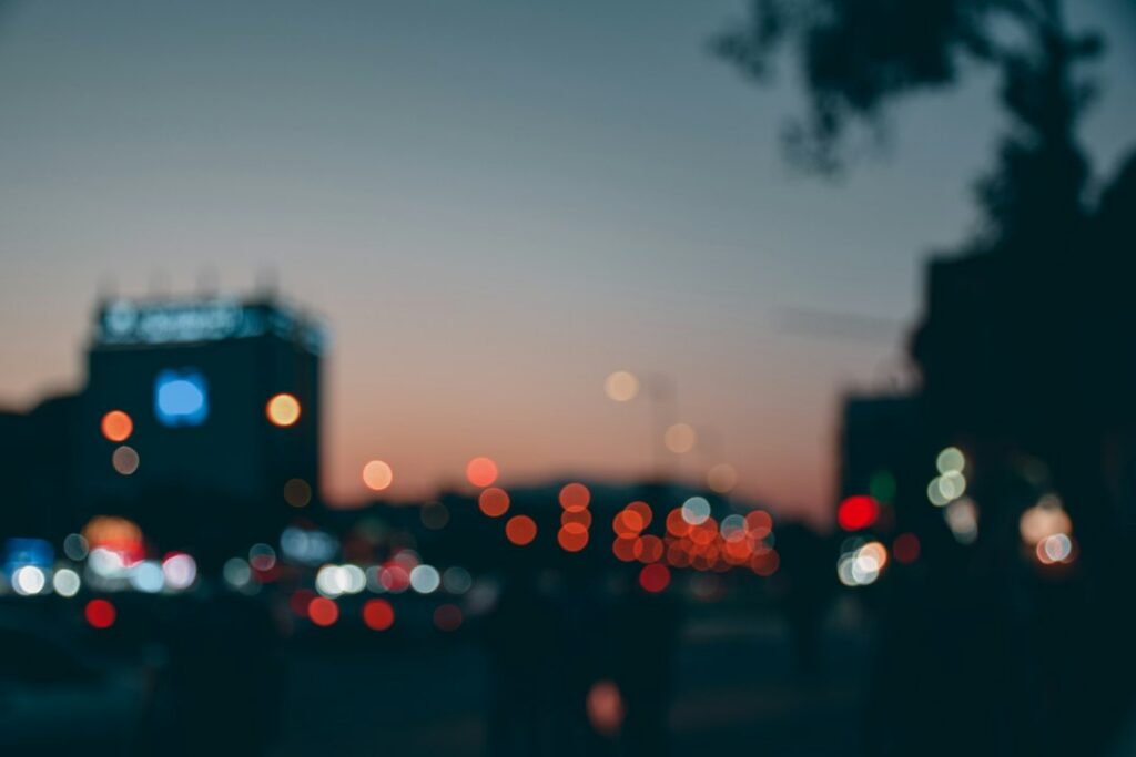 Ville éclairée la nuit illustrant les réservations VTC nocturnes